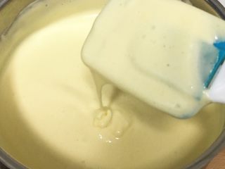 9、草莓酱蛋糕卷,用翻拌的手法拌匀蛋糕糊。