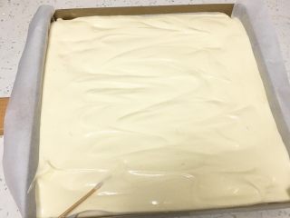 12、草莓酱蛋糕卷,金盘铺上烤盘纸，蛋糕糊倒入金盘，震几下消泡，抹平表明。