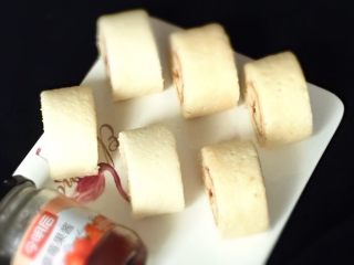 18、草莓酱蛋糕卷,摆盘看很满意。