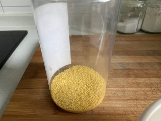 1、苹果小米粥,家里有这种有机小米，而且是不同颜色的，有黄色、白色、墨绿色，以前不知道小米竟然还有这么多种颜色。