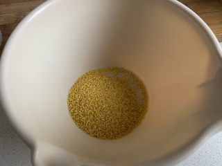 3、苹果小米粥,这种是黄色的小米。