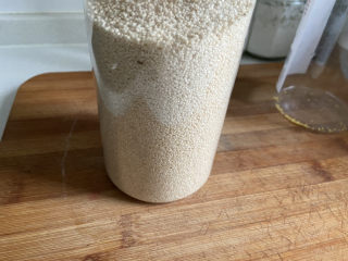 4、苹果小米粥,还有这种白色的小米，大概品种不一样，颜色也不同。