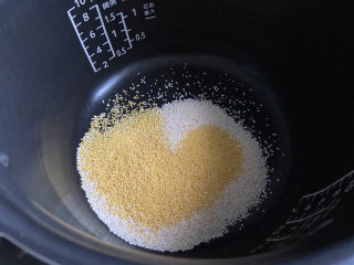 6、苹果小米粥,两种颜色的小米。