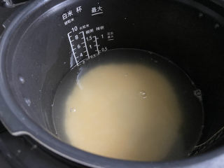 7、苹果小米粥,将小米淘洗干净，加入适当的水泡一会。