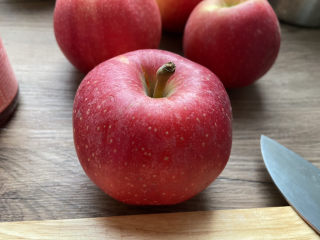 8、苹果小米粥,红苹果，看见红红的苹果心情也好。