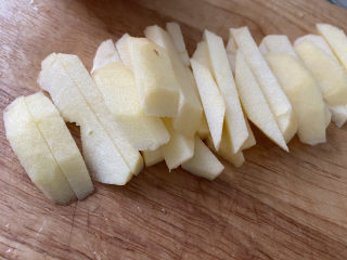 11、苹果小米粥,先切成差不多大小的条。