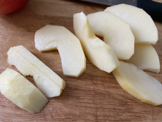 10、苹果小米粥,去皮去籽。