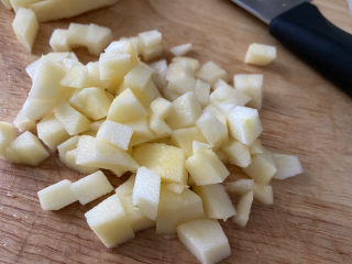 12、苹果小米粥,再切成小块。