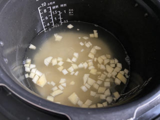 13、苹果小米粥,倒入到锅中跟小米一起煮。