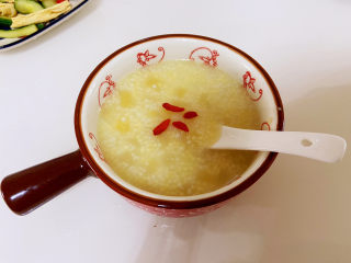 14、苹果小米粥,煮好后就可以盛出来啦，放几粒枸杞做装饰。