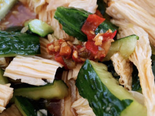 15、苹果小米粥,今天早上凉拌了一个腐竹黄瓜，还做了葱油饼，配上这碗苹果小米粥，很不错哦。