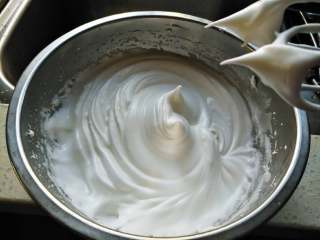 2、百香果蜂蜜纸杯蛋糕,将蛋清蛋黄分开,蛋清分3次加入60克白糖打发至干性发泡