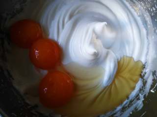 3、百香果蜂蜜纸杯蛋糕,加入蛋黄和蜂蜜