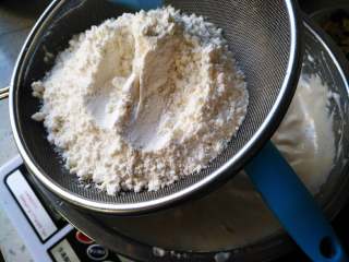 5、百香果蜂蜜纸杯蛋糕,筛入低筋粉