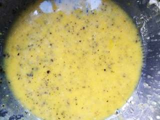 7、百香果蜂蜜纸杯蛋糕,用电动打蛋器将百香果和玉米油搅打均匀