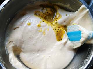 8、百香果蜂蜜纸杯蛋糕,沿盆壁倒入蛋糕糊中