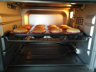 11、百香果蜂蜜纸杯蛋糕,放入预热好的烤箱中层上下火140度10分钟转150度10分钟