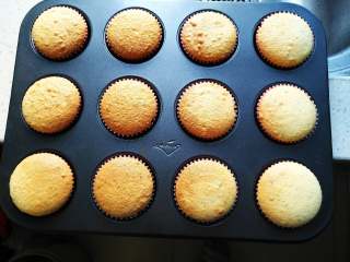 12、百香果蜂蜜纸杯蛋糕,上色均匀后即可出炉,脱模冷却