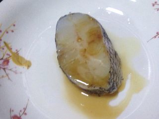 1、鳕鱼粥,鳕鱼加柠檬汁与酱油几滴，腌制10分钟，备用