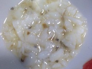 4、鳕鱼粥,取鱼肉，备用