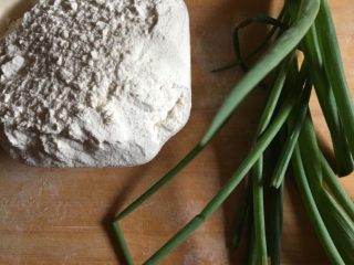 1、美味酱香饼,准备面粉小葱“没有小葱大葱也可以”