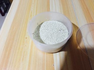 2、美味酱香饼,准备白芝麻