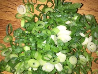 6、美味酱香饼,小葱切碎待用