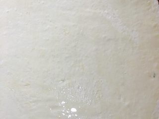 8、美味酱香饼,放食用油抹匀