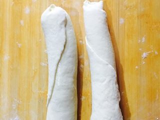 10、美味酱香饼,如图：从中间切开