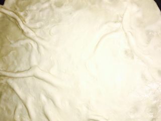 13、美味酱香饼,饼铛放油烧热放入擀好的薄饼片，如图：放出一些褶皱小火慢烙