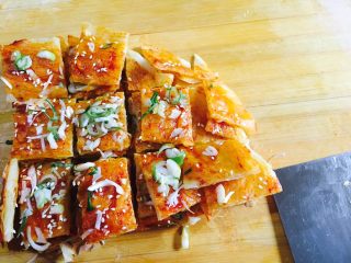 18、美味酱香饼,先中间横竖各一刀切分成四块叠放起来切成四方小块就可以装盘啦（另一个折好的面团用同样的方法烙制）