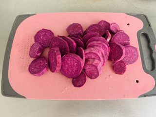 3、紫薯塔,紫薯去皮切片上锅蒸熟。