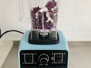 4、紫薯塔,将牛奶、蒸熟的紫薯、炼乳、糖粉全部放入料破壁中搅拌成细腻的泥。