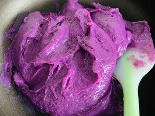 5、紫薯塔,从破壁机中取出放入炒锅中，不停搅拌炒出多余的水分。不要炒得太干，那样不好挤出花型。