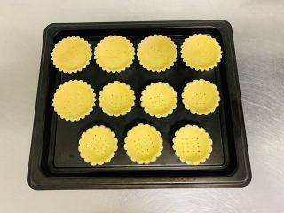 11、紫薯塔,将做好的塔皮放入烤盘中，烤箱提前预热。