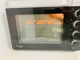 12、紫薯塔,预热好的烤箱，将烤盘放入中层，上下火160度，烤18分钟，烤制15分钟左右的时候观察颜色，塔皮边缘微微发黄即可。（要根据自家的烤箱来定时间、温度。）