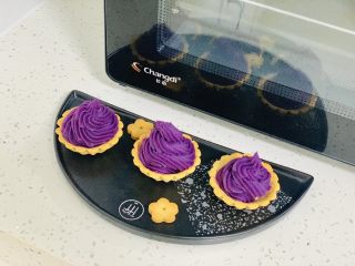 13、紫薯塔,烤好的塔皮微微放凉，即可轻松脱膜。