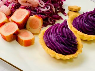 17、紫薯塔,塔皮和紫薯泥可以冰箱冷冻储存，塔皮做好后放在保鲜盒中冷冻保存，早餐的时候可以取出不用解冻放入烤箱中加热2分钟闷2分钟，取出挤入紫薯泥即可。紫薯泥可以提前从冷冻室取出放入冷藏室保存，第二天早上直接用。