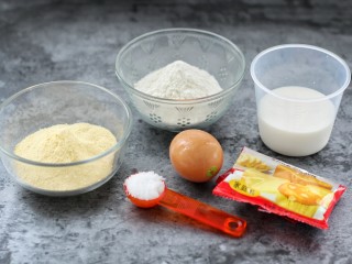 1、牛奶鸡蛋玉米松饼,准备好所需食材