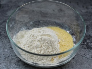 2、牛奶鸡蛋玉米松饼,普通面粉和玉米面混合放入容器中