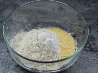 3、牛奶鸡蛋玉米松饼,加入白糖和泡打粉拌匀