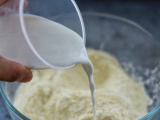 4、牛奶鸡蛋玉米松饼,倒入牛奶