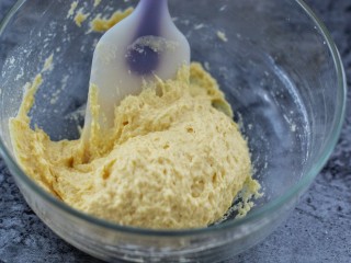 5、牛奶鸡蛋玉米松饼,拌匀成黏面糊状态