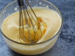 6、牛奶鸡蛋玉米松饼,鸡蛋磕入碗中,用电动打蛋器开始打发
