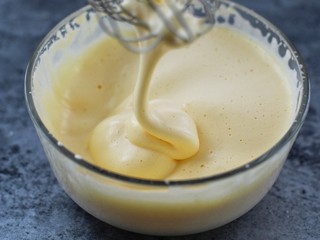 7、牛奶鸡蛋玉米松饼,打至提起打蛋器落下的蛋糊纹理不容易消失为止