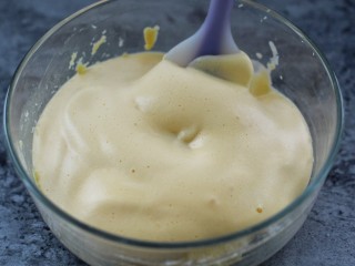 8、牛奶鸡蛋玉米松饼,将打好的蛋糊倒入面糊中