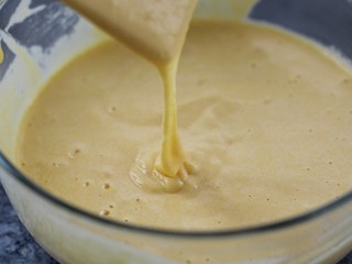 9、牛奶鸡蛋玉米松饼,翻拌均匀至无颗粒状态