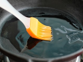 10、牛奶鸡蛋玉米松饼,平底锅刷一层薄油烧热(不放油也可以)