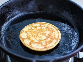 12、牛奶鸡蛋玉米松饼,将饼的两面煎成金黄色即可
