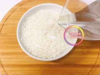 2、菠菜蛋黄粥,大米浸泡15分钟